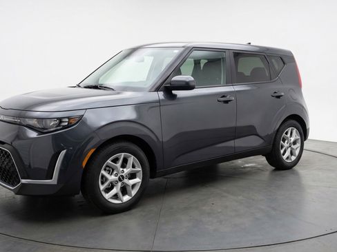 Used 2025 Kia Soul LX w/ LX Technology Package FWD image 3