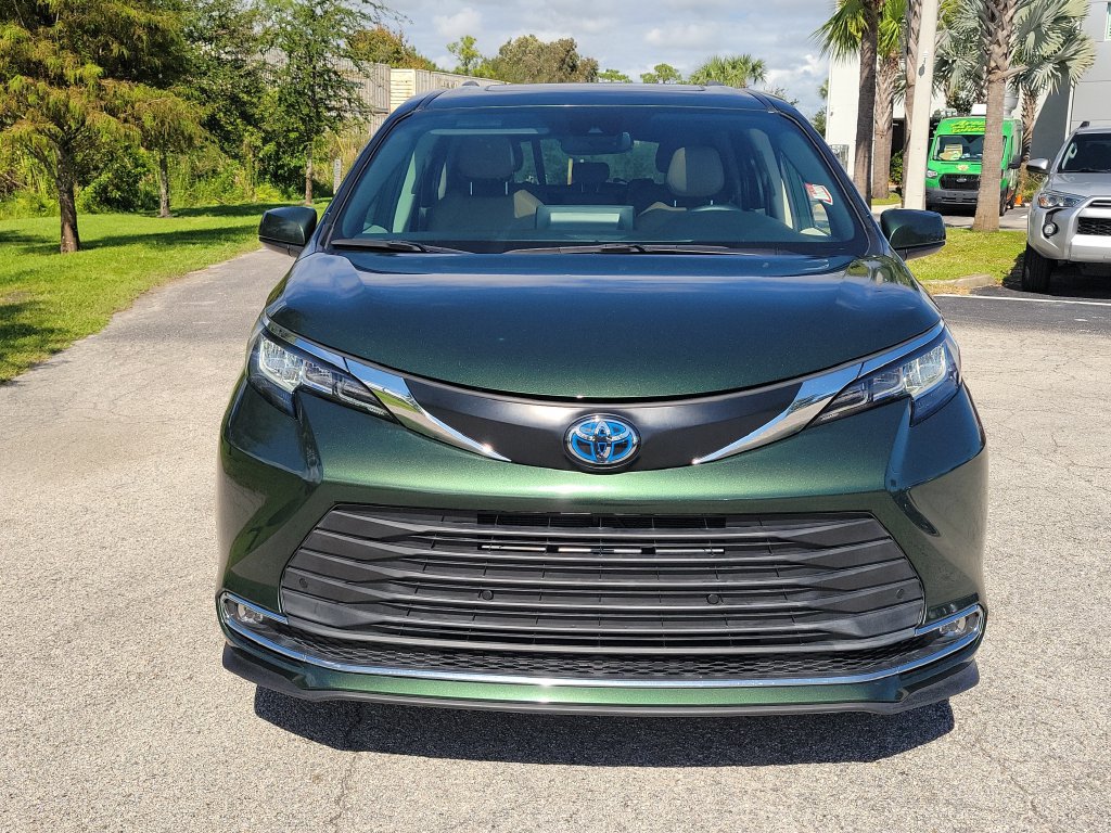 Used 2023 Toyota Sienna XLE FWD image 2