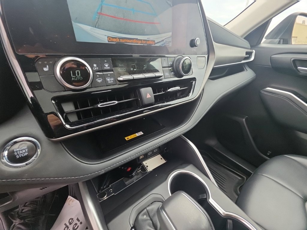 Used 2023 Toyota Highlander XLE AWD/4WD image 22