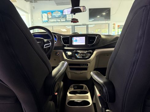 Used 2022 Chrysler Voyager LX image 30