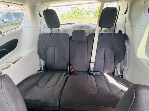 Used 2017 Chrysler Pacifica Touring Plus w/ Tire & Wheel Group FWD image 14