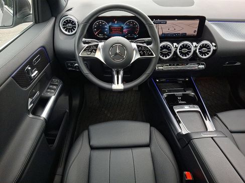 Used 2025 Mercedes-Benz GLA 250 4MATIC image 11