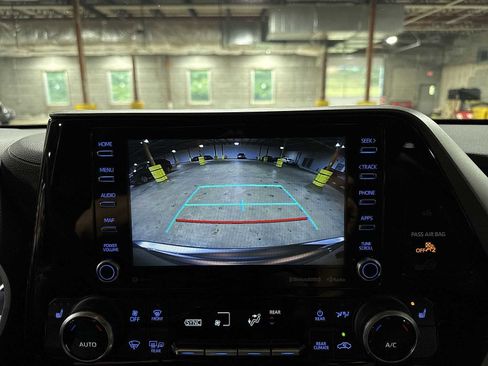 Used 2022 Toyota Highlander XLE AWD/4WD image 26
