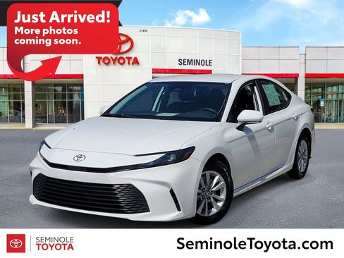 Used 2025 Toyota Camry LE image 1