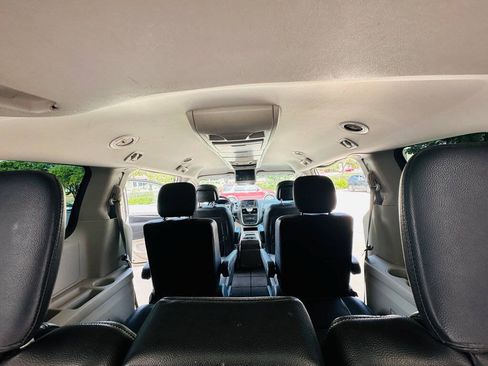 Used 2014 Chrysler Town & Country Touring FWD image 19