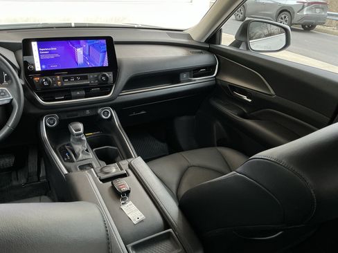 Certified 2024 Toyota Grand Highlander XLE image 16