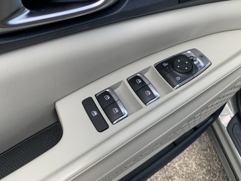 Used 2025 Kia Carnival EX FWD image 12