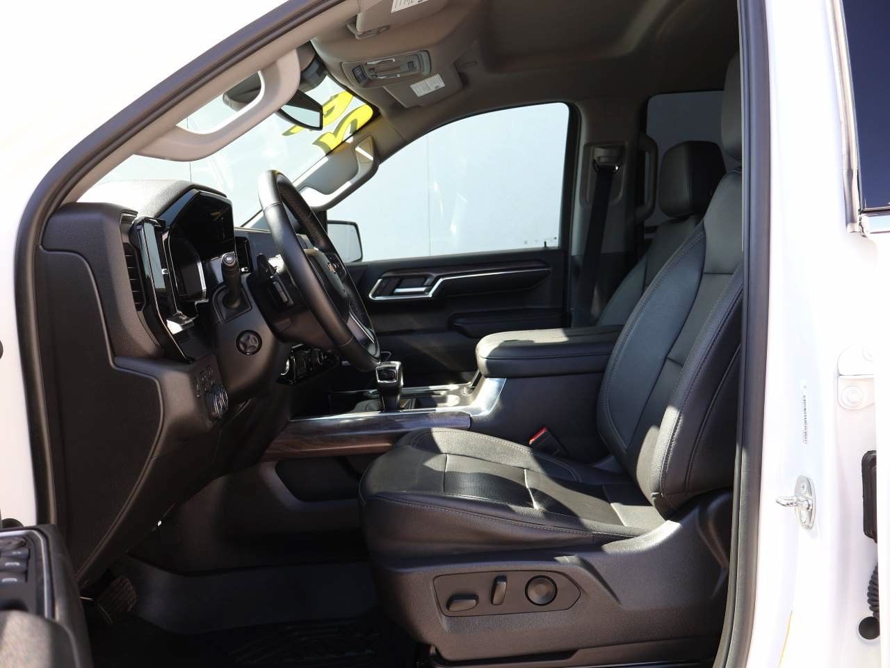 Used 2024 Chevrolet Silverado 1500 LTZ AWD/4WD image 8