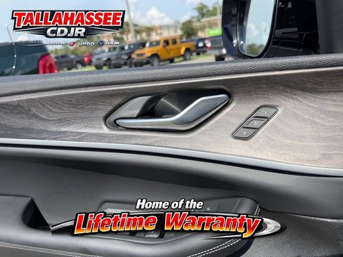 New 2026 Jeep Grand Cherokee Limited w/ Luxury Tech Group II RWD image 17
