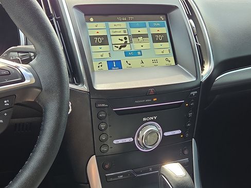 Used 2018 Ford Edge Titanium w/ Technology Package FWD image 19