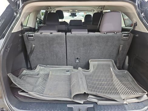 Used 2023 Toyota Highlander LE AWD/4WD image 22