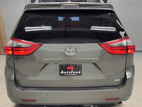Used 2020 Toyota Sienna XLE Premium FWD image 6