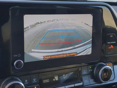 Certified 2023 Toyota Highlander XLE image 13