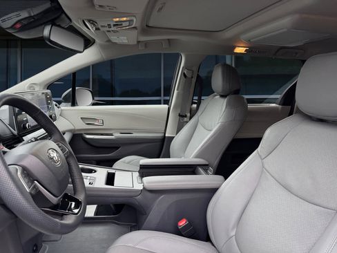 Used 2023 Toyota Sienna Limited image 2