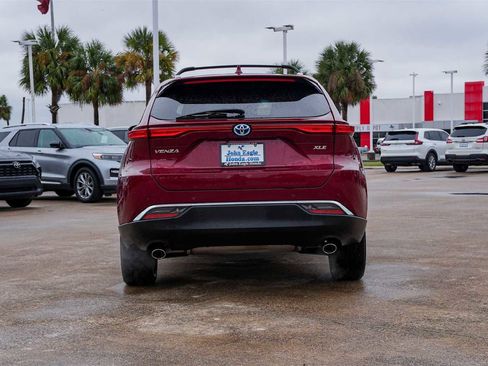 Used 2024 Toyota Venza XLE image 5