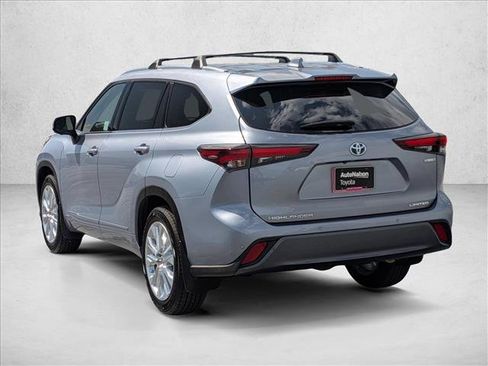 Certified 2024 Toyota Highlander Limited AWD/4WD image 8