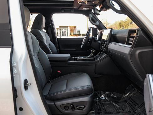 Used 2025 Lexus GX 550 image 32