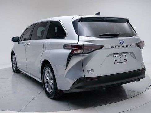 Used 2023 Toyota Sienna XLE image 3