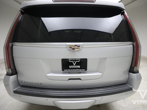 Used 2015 Cadillac Escalade ESV Luxury RWD image 3