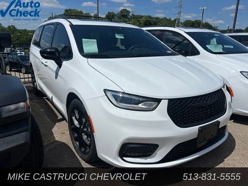 Used 2024 Chrysler Pacifica Limited w/ Uconnect Theater Family Group FWD image 2