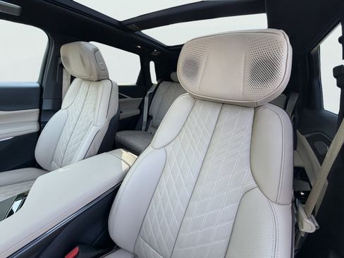 Used 2026 Cadillac Lyriq Signature Luxury w/ Nappa Leather Package AWD/4WD image 38