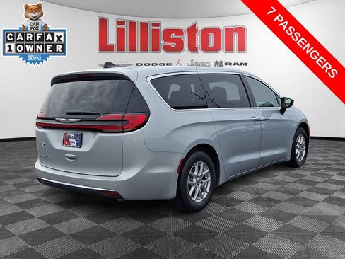 Used 2024 Chrysler Pacifica Touring-L FWD image 4