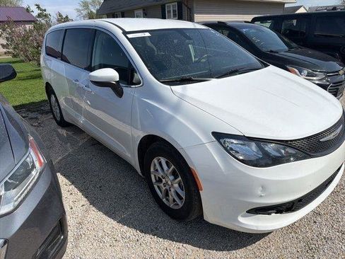 Used 2022 Chrysler Voyager LX FWD image 3