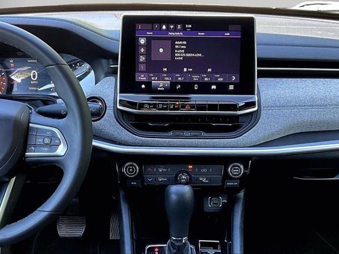 Used 2024 Jeep Compass Latitude image 12