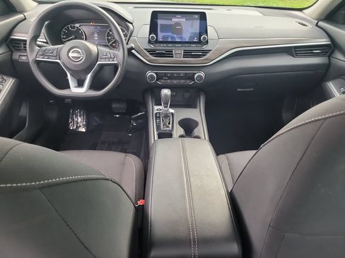 Used 2025 Nissan Altima 2.5 SV FWD image 13