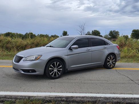 Used 2013 Chrysler 200 Touring w/ S Exterior Appearance Pkg FWD image 2