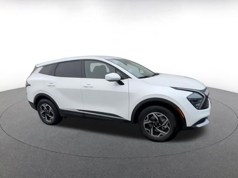 Used 2025 Kia Sportage LX image 2