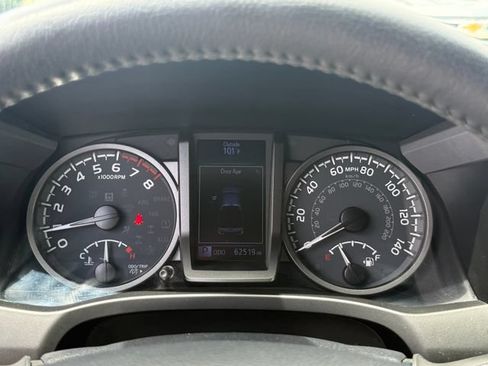 Used 2020 Toyota Tacoma TRD Off-Road w/ Technology Package AWD/4WD image 17