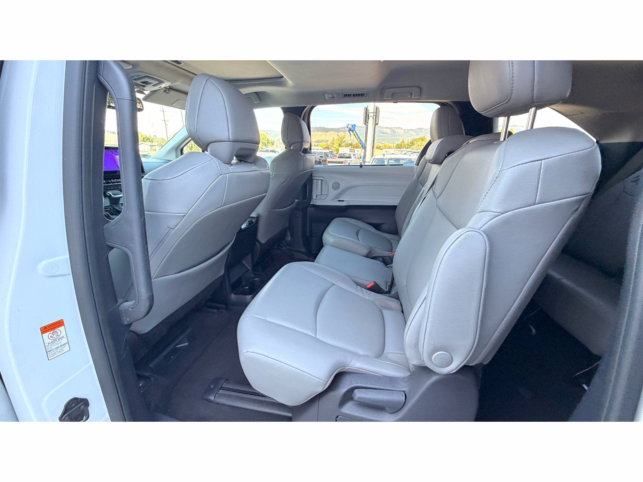 Used 2025 Toyota Sienna XLE FWD image 17