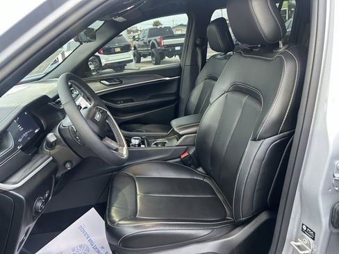 Used 2024 Jeep Grand Cherokee Limited w/ Luxury Tech Group II image 14