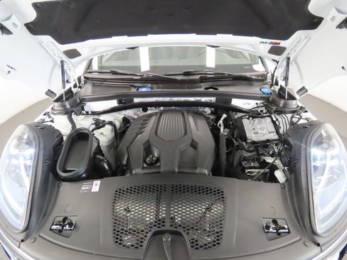 Certified 2026 Porsche Macan AWD/4WD image 51