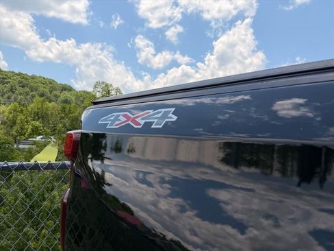 Used 2022 Chevrolet Silverado 1500 LT AWD/4WD image 25