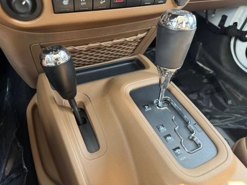 Used 2013 Jeep Wrangler Unlimited Rubicon w/ Connectivity Group AWD/4WD image 17