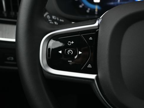Used 2025 Volvo XC60 B5 Plus image 23