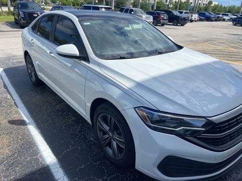 Used 2024 Volkswagen Jetta SE image 1