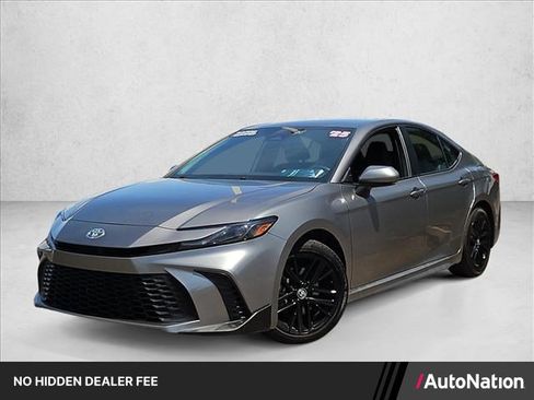 Used 2025 Toyota Camry SE FWD image 1
