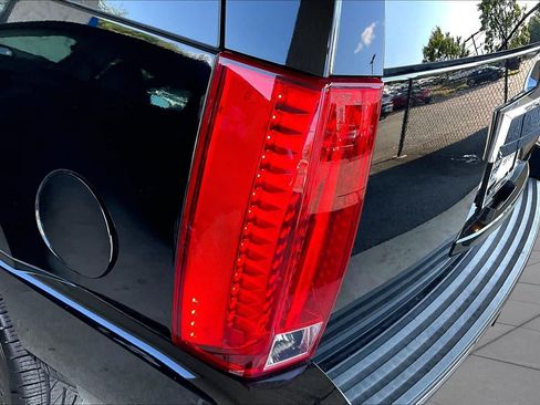 Used 2013 Cadillac Escalade Luxury RWD image 27