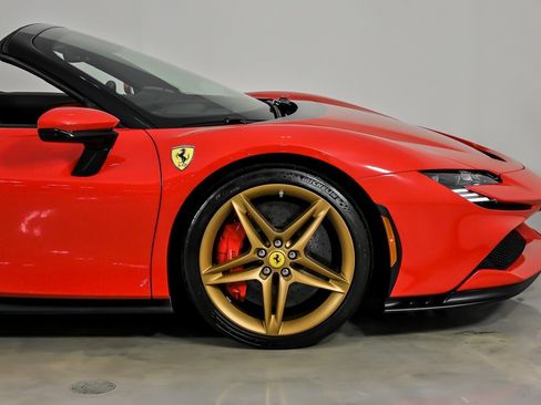 Used 2022 Ferrari SF90 Spider image 15