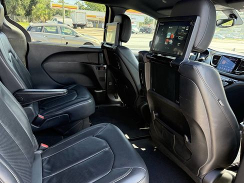 Used 2020 Chrysler Pacifica Touring-L AWD/4WD image 25