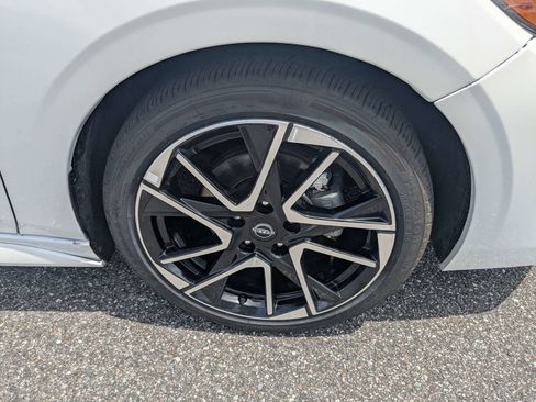 Used 2025 Nissan Sentra SR w/ SR Premium Package FWD image 11