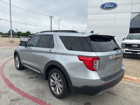 Used 2022 Ford Explorer XLT w/ Equipment Group 202A image 7