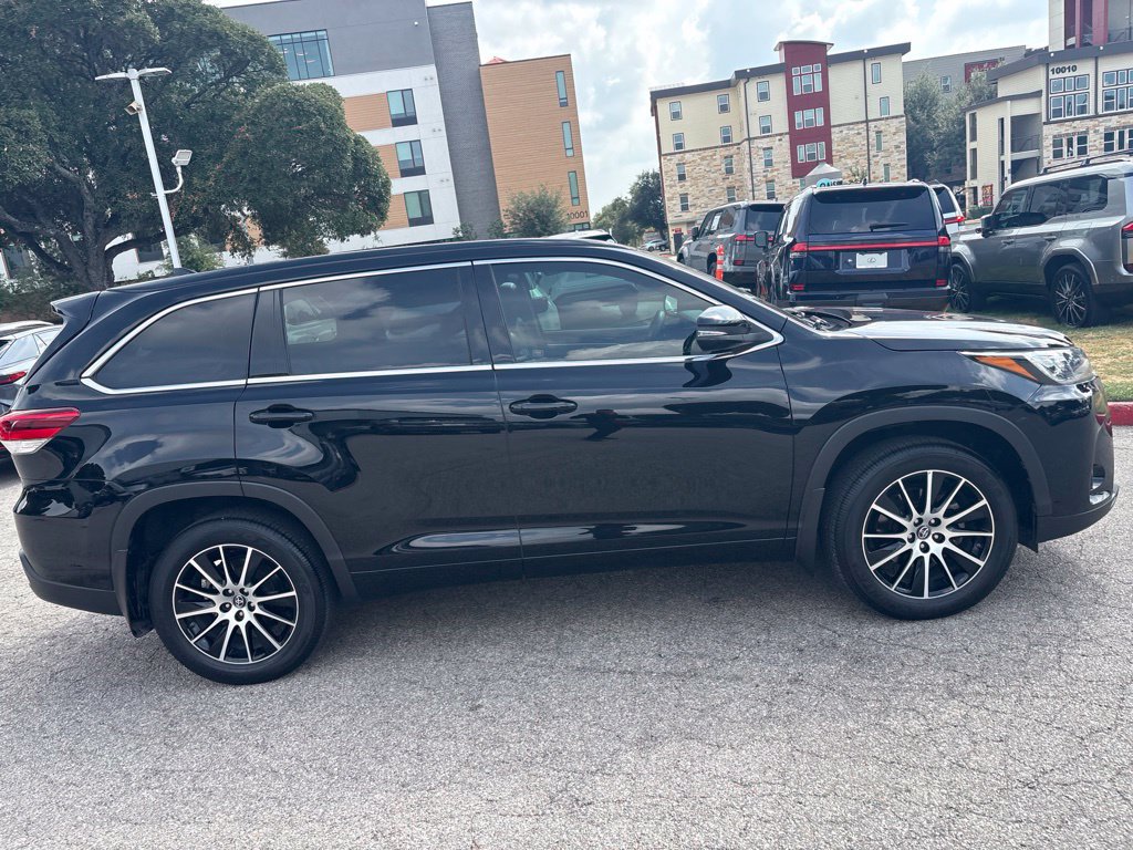 Used 2018 Toyota Highlander SE FWD image 6