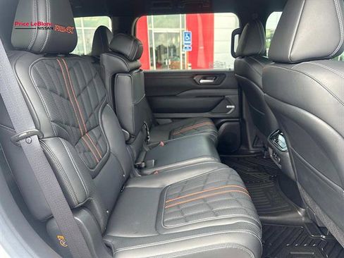 Used 2025 Nissan Armada PRO-4X AWD/4WD image 9