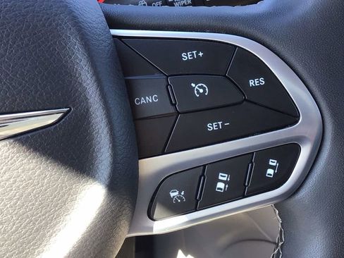 Used 2023 Chrysler Pacifica Limited image 26