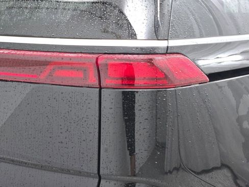 Used 2024 Kia Carnival EX image 13