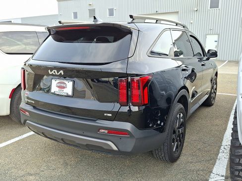 Used 2023 Kia Sorento S w/ Panoramic Sunroof Package image 4